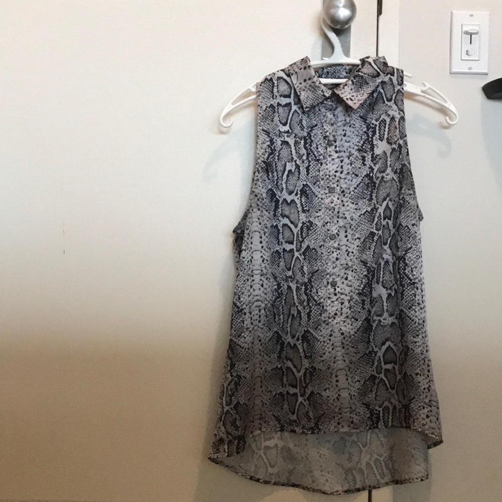 Animal print sleeveless 3/4 button down high- low top in size M w collar